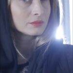 Maryam Kavyani Instagram - . این تصمیمه که مسیر زندگیمونو عوض میکنه، و تلاشه که تنیجه رو مشخص میکنه. اگه نرسیدیدم سرنوشت برای ما نخواسته. سرنوشت رفیق و همراه همیشگی ماست که گاهی تسلیمه و گاهی حکمفرما. نمایش زندگی دیگران را آرزوی خودمان نکنیم.هر کدام از ما در مسیر زندگیمان، لحظات زیبایی را میتوانیم خلق کنیم، بدون اینکه نیاز به الگو برداری از سایز دیگران داشته باشیم، خودمونو بشناسیم، تا سایز زندگیمونو هم پیدا کنیم. ………. #دلنوشته_های_من #دلنوشته_کاویانی#مریم_کاویانی#زندگی_موفق #دکلمه #صدای_من #بازیگران_ایرانی