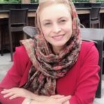 Maryam Kavyani Instagram - . من سفره هفت سین نمیچینم.. سفره دلمو میچینم.. هفت آرزوی مهم زندگیمو… برای رسیدنشون نا امید نمیشم… رها و آزاده تلاش درست و به موقع ام را انجام میدم. اگر هر آنچه مال من باشد ، رسیدنم به آن پاداش درست عمل کردنم است و اگر هر آنچه که مال من نباشد تلاشم و نرسیدنم من را منطقی تر و قوی تر میکند. …….. #دلنوشته_کاویانی#نوروز#مریم_کاویانی #سال_۱۴۰۳ #هنرمندان_ايراني