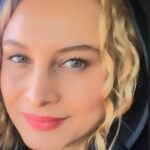 Maryam Kavyani Instagram - . #خوشبختی ✨🙏 چه خوشبختیم و آرام وقتی … توکل میکنیم به خدا☑️ اعتماد میکنیم به نشانه ها☑️ توجه میکنیم به فرصت ها☑️ لذت میبریم از داشته ها☑️ تلاش میکنیم برای آرزوها☑️ و مهمتر از همه… دوری میکنیم از آدمهای اشتباه☑️ #دلنوشته_های_من #دلنوشته_کاویانی