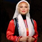 Maryam Kavyani Instagram - 🦋 چو ایران نباشد تن من مباد ❤️ تقدیم به تمام مردم شریف ایران زمین ، در هر کجای این مرز و بوم 🤍 و تقدیم به استاد شهرام ناظری عزیز که با شنیدن صدای بی تکرارشان ، هر لحظه قلبمان برای ایران میتپد ✨ این اثر برگرفته از جهان پر احساس ناشنوایان عزیزمان است که به تصویرمان ، رنگ و روح دیگری بخشید ... ایده پرداز و کارگردان : مریم رهنما به همراهی تیمی هنرمند و خلاق و با تشکر از حضور پر مهر بازیگران هنرمند کشورمان 🩷 Beautiful actresses : @nasimadabi @elhamhamidiiii @maryam_kavyani @sahra_asadolahi @hadisfouladvand @heliaemami @monakaramiofficial @javanehdelshad_ @maryam.shiraziii @sabamohammadi2008 @setayeshmosavii makeup artists : @maryamrahnama__ @hadiseinali @soodabesadat_makeup @atiiisa_ @mahsatabassom_mua @fatima_ahdi_makeup @samanehshadi_makeup @elizaa_mua @mahnazbakhshayesh_ @kiana__makeup @mandana.amin_mua Hairstylists : @minanorozi_hairstyle @sepidehrezaee_hairstyler @zara_hairartist @panteaahairdresser @ailar_hairstyle Beauty salon : @maryamrahnamabeauty Dress designers : @sin.s_collection @diya.bride @taktincenter @abayat.bent.alsheikh @gallery.nazkhatoon @ala.mezon.97 @toktamrezaeii @hoor_esfahan_gallery film and photo : @falifilm @amirabbasi.dp @alirezazlt singer : @shahram.nazeri.official Iran Association of Deaf : @isdpf special thanks to : @zaban.eshare2 ✨✨✨✨ #یلدا #مریم_رهنما #مریم_کاویانی