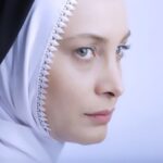 Maryam Kavyani Instagram - . #حکایت دختر دانش آموزی صورت زشتی داشت؛ دندان هایی نامتناسب، موهایی کم پشت و وِز، پوستی پر از کک و مک، و چشمانی ریز و بی حالت. روز اولی که به مدرسه جدید آمد، هیچکس او را تحویل نگرفت. نقطه مقابل او دختر زیبارو و پولداری بود که مورد توجه همه قرار داشت. او در کمال گستاخی، رو به دختر تازه وارد کرد و گفت : میدانی تو زشت ترین دختر این کلاسی؟ یک دفعه کلاس از خنده ترکید ... بعضی ها هم اغراق آمیزتر می خندیدند . اما تازه وارد با نگاهی مملو از مهربانی و عشق در جوابش جمله ای گفت که موجب شد در همان روز اول، احترام ویژه ای در میان همه پیدا کند : «اما بر عکس من، تو بسیار زیبا و جذاب هستی.» او با همین یک جمله نشان داد که چه روح بزرگی دارد. او برای هر کسی نام مناسبی انتخاب کرده بود، به یکی می گفت چشم عسلی و به یکی ابرو کمانی، به یکی از دبیران، لقب خوش اخلاق ترین معلم دنیا و به مستخدم مدرسه هم محبوب ترین یاور دانش آموزان را نسبت داده بود . آری! ویژگی برجسته او در *تمرکز و اشاره به جنبه های مثبت افراد* بود، که از وی شخصیتی متفاوت و ویژه ساخته بود. سالها بعد وقتی او به عنوان شهردار شهر کوچک ما انتخاب شد، با همان سادگی و وقار همیشگی اش گفت: *برای دیدن جذابیت یک چیز ، باید قبل از آن جذاب بود !* ✍ برگرفته از داستانی به نوشته تئودور داستایوفسکی عظمت در دیدن نیست. عظمت در چگونگی دیدن است. #متن_زیبا#مریم_کاویانی #هنرمندان_زن @actres_cinema @instagram