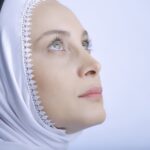 Maryam Kavyani Instagram - . #حکایت دختر دانش آموزی صورت زشتی داشت؛ دندان هایی نامتناسب، موهایی کم پشت و وِز، پوستی پر از کک و مک، و چشمانی ریز و بی حالت. روز اولی که به مدرسه جدید آمد، هیچکس او را تحویل نگرفت. نقطه مقابل او دختر زیبارو و پولداری بود که مورد توجه همه قرار داشت. او در کمال گستاخی، رو به دختر تازه وارد کرد و گفت : میدانی تو زشت ترین دختر این کلاسی؟ یک دفعه کلاس از خنده ترکید ... بعضی ها هم اغراق آمیزتر می خندیدند . اما تازه وارد با نگاهی مملو از مهربانی و عشق در جوابش جمله ای گفت که موجب شد در همان روز اول، احترام ویژه ای در میان همه پیدا کند : «اما بر عکس من، تو بسیار زیبا و جذاب هستی.» او با همین یک جمله نشان داد که چه روح بزرگی دارد. او برای هر کسی نام مناسبی انتخاب کرده بود، به یکی می گفت چشم عسلی و به یکی ابرو کمانی، به یکی از دبیران، لقب خوش اخلاق ترین معلم دنیا و به مستخدم مدرسه هم محبوب ترین یاور دانش آموزان را نسبت داده بود . آری! ویژگی برجسته او در *تمرکز و اشاره به جنبه های مثبت افراد* بود، که از وی شخصیتی متفاوت و ویژه ساخته بود. سالها بعد وقتی او به عنوان شهردار شهر کوچک ما انتخاب شد، با همان سادگی و وقار همیشگی اش گفت: *برای دیدن جذابیت یک چیز ، باید قبل از آن جذاب بود !* ✍ برگرفته از داستانی به نوشته تئودور داستایوفسکی عظمت در دیدن نیست. عظمت در چگونگی دیدن است. #متن_زیبا#مریم_کاویانی #هنرمندان_زن @actres_cinema @instagram