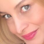 Maryam Kavyani Instagram - . تقدیم به تمام عاشقانی که روح بزرگ دارند …⭐️❤️ …………………. 💞 يك روز خدا كه چشم وا كردم صداي تو را شنيدم لرز كردم صداى دلم را شنيدم مکث كردم دل گفت، قرار است كوچ كند به سوي آسمان تو و عاشقى را آغاز كند با خيال ديدار تو من به دل گفتم صبر كن ،از كجا ميداني كه او را ميبيني؟! دل گفت ، بگذار با اين خيال زمان را براي عمرم شيرين كنم بگذار حتي اگر قرار باشد او را نبينم، با شهد خيال ديدارش مستي كنم. دل من را قانع كرد و عقل را با خود همراه كرد. آنگاه شد که دل سفر عشق را با اميد آغاز كرد…✨ #صدای _ماندگار#دلنوشته_های_من #دلنوشته_کاویانی #امیدواری #مریم_کاویانی #امیر_عباس_گلاب @amirabbasgolab