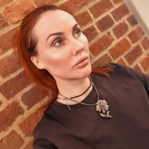 Maryana Romanova Instagram - Мои итоги года очень странные - как будто бы не год прошел, а пять. Время было очень эластичным - поместило невиданное количество событий. Возможно, именно поэтому я попала в зону турбулентности - финальными энергиями года стал аркан «Башня». Глобальное перемещение сил вокруг, формообразующая перестановка.