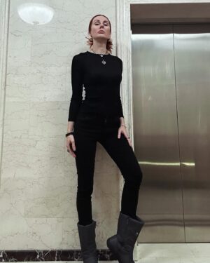 Maryana Romanova Instagram - Улан-Удэ тихий, снежный. Пахнет углем почему-то) в центре огромная елка с советским вайбом, на улицах уютно и малолюдно. Приветливые улыбчивые люди. У всей нашей компании полное ощущение, что мы тут уже пару дней, хотя прилетели ранним утром.
