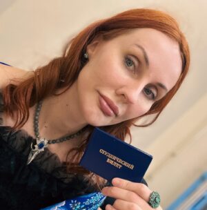 Maryana Romanova Instagram - Главное приобретение дня сегодняшнего - забрала наконец студенческий билет. А еще после занятий намечается вечеринка с однокурсниками!