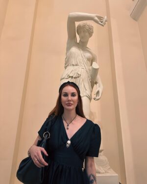 Maryana Romanova Instagram - Вчера ходила в Консерваторию. Наверное, это вариант профессиональной деформации, но поймала себя на автоматическом включении «режима практика». 

Буддийское «обратить в слушание» - отделение себя от воспринимающего и воспринимаемого объекта, внимание исключительно на процессе. Это позволяет проникнуть в совершенно иные слои. 

А еще наблюдала за оркестром как за практиками. И обратила внимание на первую скрипку - как она, единственная из скрипачей, отдала музыке все тело, работала телом, и это была магия, а не просто техника. И в арфистке было тоже что-то родом из запредельного, какая-то нежность небесных сфер. 

К сожалению, с моего места было неудобно все это снимать, потому что я сажусь всегда ближе к центру зала, где лучше акустика. Так что придется вам поверить мне на слово.