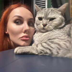 Maryana Romanova Instagram - Кот Феденька - сноб и мизантроп. Но он так заманчиво изобилует щеками, что к нему все равно тянется паства. И я не исключение)