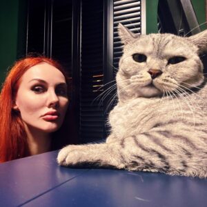 Maryana Romanova Instagram - Кот Феденька - сноб и мизантроп. Но он так заманчиво изобилует щеками, что к нему все равно тянется паства. И я не исключение)