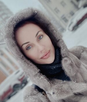 Maryana Romanova Instagram - Снежным днём шляемся по городу и строим планы по завоеванию мира.