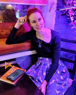 Maryana Romanova Instagram - Вернулась к очным встречам с моими колдунами. Вчера провели очень сложную магическую работу - сатурнианскую практику с зеркалом. Ритуал стал спонсором полетевшего режима - уснуть после него не могла до 6 утра. А еще вчера было принято решение (и даже куплены билеты) рвануть после нового года в Улан-Удэ на несколько дней. На одну интересную практику.