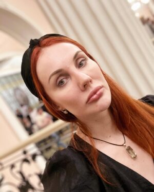 Maryana Romanova Instagram - Вчера ходила в Консерваторию. Наверное, это вариант профессиональной деформации, но поймала себя на автоматическом включении «режима практика». 

Буддийское «обратить в слушание» - отделение себя от воспринимающего и воспринимаемого объекта, внимание исключительно на процессе. Это позволяет проникнуть в совершенно иные слои. 

А еще наблюдала за оркестром как за практиками. И обратила внимание на первую скрипку - как она, единственная из скрипачей, отдала музыке все тело, работала телом, и это была магия, а не просто техника. И в арфистке было тоже что-то родом из запредельного, какая-то нежность небесных сфер. 

К сожалению, с моего места было неудобно все это снимать, потому что я сажусь всегда ближе к центру зала, где лучше акустика. Так что придется вам поверить мне на слово.