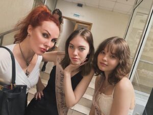 Maryana Romanova Instagram - Не верится. Не верится. 
Как такое может быть вообще. 
Ааааа, мне же 14. Я же хочу на велике по лужам, картошку в углях и ночью в лес. 
Как у меня может быть такая взрослая дочь? 
И тем не менее! 
У Ясеньки сегодня последний звонок. 
Всплакнули сентиментально. 
Не верится.