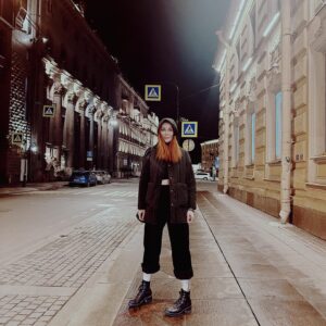 Maryana Romanova Instagram - Голые ноги, голый живот и ватничек - весна в Питере)