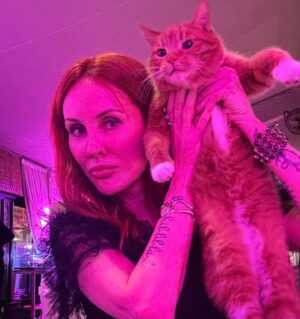 Maryana Romanova Instagram - Мягок был кот и добр, податлив, мудр, извергал он деликатное мурчание, освящая пространство. И плыли мы с ним сквозь времена, целый вечер, за просекко и сладостями.
