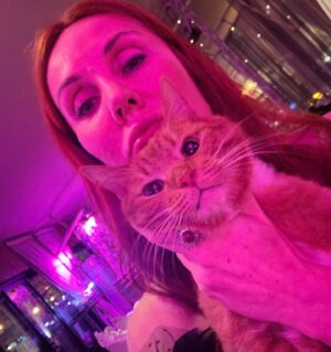Maryana Romanova Instagram - Мягок был кот и добр, податлив, мудр, извергал он деликатное мурчание, освящая пространство. И плыли мы с ним сквозь времена, целый вечер, за просекко и сладостями.
