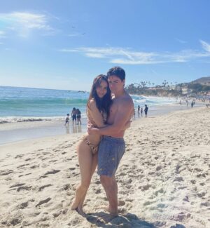 Marybeth Havens Instagram - Enjoying #lagunabeach with family for Easter 💗 💗