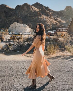 Marybeth Havens Instagram - We took a stop off at #nelsonsghosttown on the way to #lakemead for a valentines days shoot. ❤️
Hair: @vegasmakeupartistry 
Makeup: @cindimenjivarmua