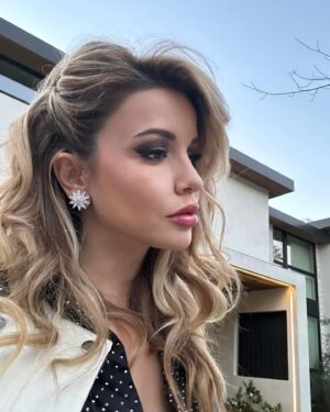 Masiela Lusha Instagram - Because I know
Now: how it feels
To sip that small space
Between becoming
And being found.

#ArsPoetica camonghefelix