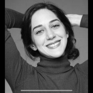 Mastane Mohajer Instagram - چه كسى بيشتر از او آزار ديده بود؟
باصطلاح ، (مى تو)ئى تر از او در سينما كيست؟ 
 او در حاليكه معتبرترين جايزهء بازيگرى را در دست داشت عشق را ميان همه مساوى كرد و گفت: عاشق تمام مردم ايران هستم حتى آنها كه زندگى ام را نابود كردند. و همه را بخشيد. ديشب براى من درس بزرگى شد و يكبار ديگر ياد آور اين نكته بود كه صبر و صداقت فقط رنج نيست بلكه رشد و صيانت هم هست. و همچنان ديدم كه توفيق و جايزه ها هميشه با نقشه و سياست بدست نمى آيد. براى من ديشب اين معصوميت بود كه گوى سبقت را از ماجراهاى شخصى مى ربود.  قرار ما اين نبود. مى پنداشتم اين فعاليت مدنى و راهى كه به آن پيوستم اهرمى است براى توقف آزار و تعرض به زنان جامعه،  نه بدنام كردن و فروپاشى روح و روان افراد ، آنهم فقط سينما . ولى مدتى است ميبينم اين اقدام مهم اجتماعى ،  با روشى غلط به ضدِّ خودش دارد تبديل ميشود و در اين ميان اين فقط سينماى مااست كه مورد هجوم  بى وقفه قرار گرفته است. شايد نميتوانم  بدرستى احساسم را بگويم اما اينرا ميدانم كه بدلايلى با روش شما ( نه با اهدافمان ) در تعارضم و فكر ميكنم ديگر براى جمع ٨٠٠ نفرى شما مفيد نيستم. ترجيح ميدهم در وقتى ديگر با راهكارى خردمندانه تر ، دور از هر گونه خشمى به اين راه بپيوندم. از اين رو امضاى خود را از شما دوستان پس ميگيرم. 
مستانه مهاجر
#سینما