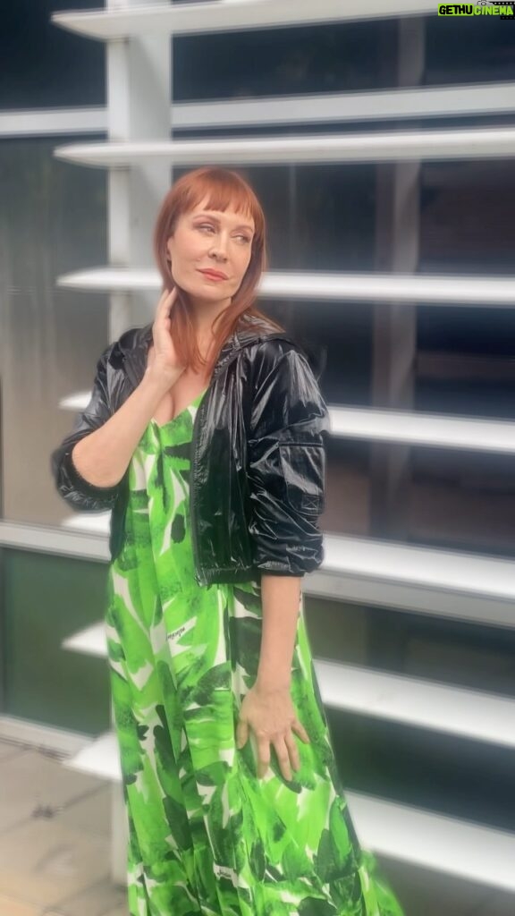 Matilda Blanco Instagram - Tarde de flores Te animas a las estampas? Vestido @melocotonstyle Borcegos @pruneoficial #veganos Mini bomber de un vintage de NY #estampas #colores #styledbyme #flores #trends #tendencia #verde #verdewasabii