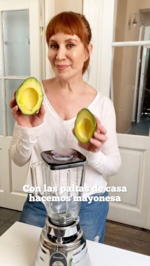 Matilda Blanco Instagram - Con las paltas de mi casa hice una riquísima mayonesa preparada con la Licuadora Clásica Estilo Vintage  de @oster_argentina 🥑🥑🥑
Además de esta mayo, podes preparar las recetas más frescas, de manera rápida y homogénea  como smoothies, jugos, batidos, salsas y mucho más. 🍐🍎🥝🍑🍓
La licuadora clásica de diseño retro tiene una tecnología de 3 velocidades, jarra de vidrio refractaria con capacidad para 1,25 Lts, una aliada ideal en deco & cocina! 🏠 ❤️🥑

#osteryvos #licuadoras #oster #licuadorasoster #smoothies #licuados #batidos #salsas