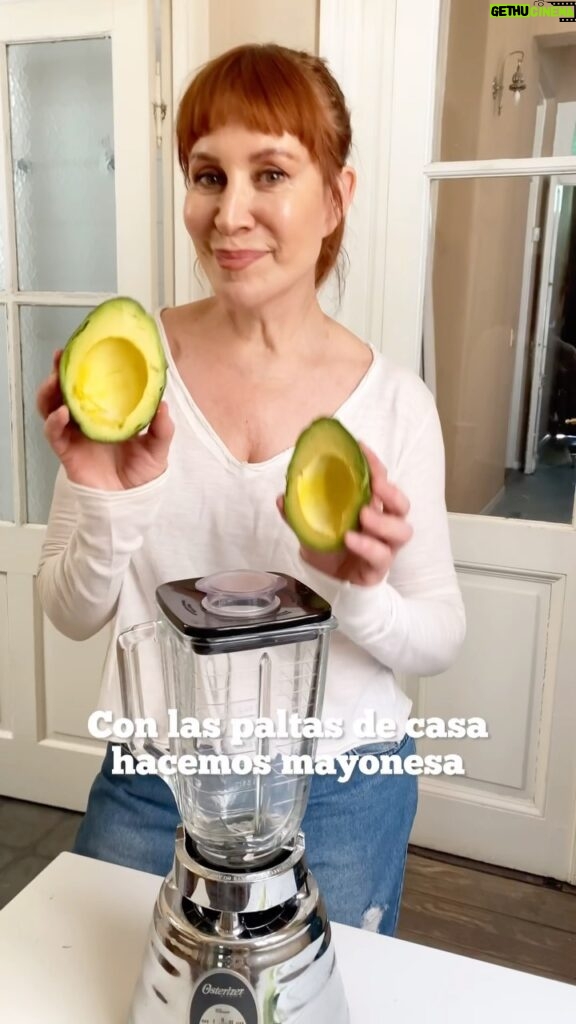 Matilda Blanco Instagram - Con las paltas de mi casa hice una riquísima mayonesa preparada con la Licuadora Clásica Estilo Vintage de @oster_argentina 🥑🥑🥑 Además de esta mayo, podes preparar las recetas más frescas, de manera rápida y homogénea como smoothies, jugos, batidos, salsas y mucho más. 🍐🍎🥝🍑🍓 La licuadora clásica de diseño retro tiene una tecnología de 3 velocidades, jarra de vidrio refractaria con capacidad para 1,25 Lts, una aliada ideal en deco & cocina! 🏠 ❤️🥑 #osteryvos #licuadoras #oster #licuadorasoster #smoothies #licuados #batidos #salsas