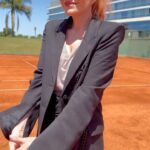 Matilda Blanco Instagram - Blazer negro sobre ladrillo! Casi me pongo un pantalón over size pero pintó chupin! Look @allo_martinez Hair color @cerininet 🎥 @solerubio Lugar @hiltonpilar #basicos #diseño #totalblack
