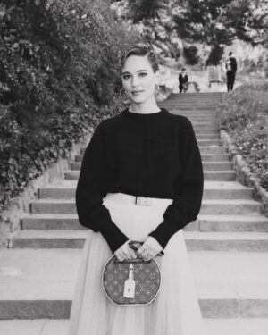 Matilda Lutz Instagram - Meravigliosa sfilata di @louisvuitton a Park Güell... grazie @nicolasghesquiere , I feel so lucky! 🧡