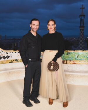 Matilda Lutz Instagram - Meravigliosa sfilata di @louisvuitton a Park Güell... grazie @nicolasghesquiere , I feel so lucky! 🧡
