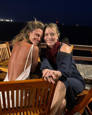 Matilde Reymão Instagram - Observando a lua de fogo com uma amiga linda @chrisfernandesreal 🤍