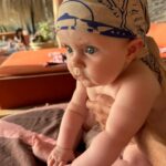 Matilde Breyner Instagram – 6 meses, meio ano, merece um registo com uma fotografia por cada mês de vida 🎂
O passatempo preferido é observar pessoas, como a Mãe, e tem o bom feitio do Pai. Dos três, acho que é quem tem o sentido de humor mais apurado. Adora água e quando não gosta de alguma coisa é só tocar a Baby Beluga (tem de ser a versão do Raffi) que o amuo passa logo. 
Nasceu com um sinal morango 🍓 (como os médicos lhe chamam) na cabeça, que tinha a forma perfeita de um coração quando começou a crescer. Vai desaparecer lentamente mas também não temos pressa… 
É verdade quando dizem ”aproveitem porque passa tão rápido”. Nós estamos a aproveitar e a saborear cada segundo da melhor coisa do mundo.