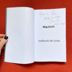 Matilde Breyner Instagram - Gostava de ter o talento do Mia Couto para conseguir descrever aquilo que senti quando recebi este presente. Vou guardá-lo com todo o cuidado e carinho e quando a Mia começar a aprender a ler, esta dedicatória vai ser a primeira coisa que lhe vou mostrar. Espero que ela se perca no universo mágico do Mia Couto como eu tantas vezes já me perdi. Obrigada às três Mulheres que fizeram isto acontecer. Adoro-vos @francisca_saragga @filipamanoel @innesleitao ♥️ “No amor só existem infinitos.”