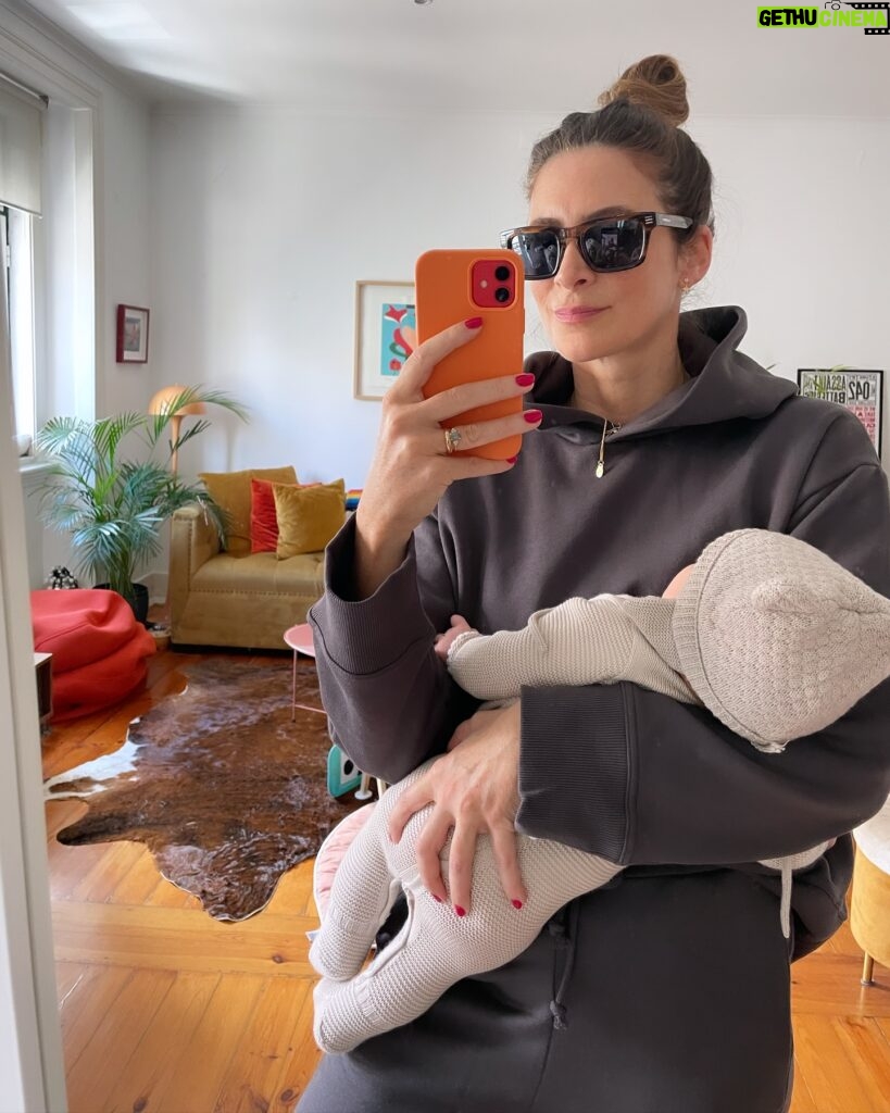 Matilde Breyner Instagram - Aos Domingos usamos fato de treino, óculos escuros e um bebé ao colo.