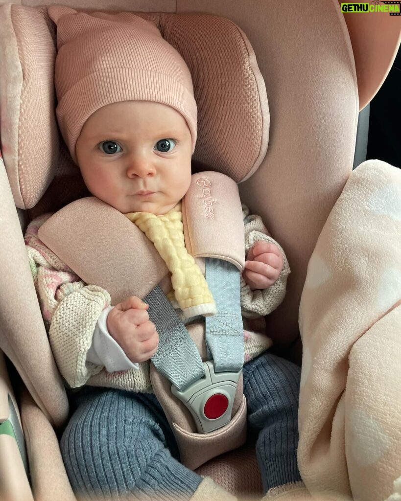 Matilde Breyner Instagram - 6 meses, meio ano, merece um registo com uma fotografia por cada mês de vida 🎂 O passatempo preferido é observar pessoas, como a Mãe, e tem o bom feitio do Pai. Dos três, acho que é quem tem o sentido de humor mais apurado. Adora água e quando não gosta de alguma coisa é só tocar a Baby Beluga (tem de ser a versão do Raffi) que o amuo passa logo. Nasceu com um sinal morango 🍓 (como os médicos lhe chamam) na cabeça, que tinha a forma perfeita de um coração quando começou a crescer. Vai desaparecer lentamente mas também não temos pressa… É verdade quando dizem ”aproveitem porque passa tão rápido”. Nós estamos a aproveitar e a saborear cada segundo da melhor coisa do mundo.