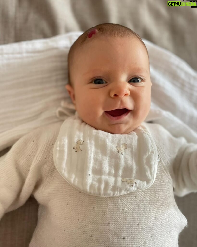 Matilde Breyner Instagram - 6 meses, meio ano, merece um registo com uma fotografia por cada mês de vida 🎂 O passatempo preferido é observar pessoas, como a Mãe, e tem o bom feitio do Pai. Dos três, acho que é quem tem o sentido de humor mais apurado. Adora água e quando não gosta de alguma coisa é só tocar a Baby Beluga (tem de ser a versão do Raffi) que o amuo passa logo. Nasceu com um sinal morango 🍓 (como os médicos lhe chamam) na cabeça, que tinha a forma perfeita de um coração quando começou a crescer. Vai desaparecer lentamente mas também não temos pressa… É verdade quando dizem ”aproveitem porque passa tão rápido”. Nós estamos a aproveitar e a saborear cada segundo da melhor coisa do mundo.