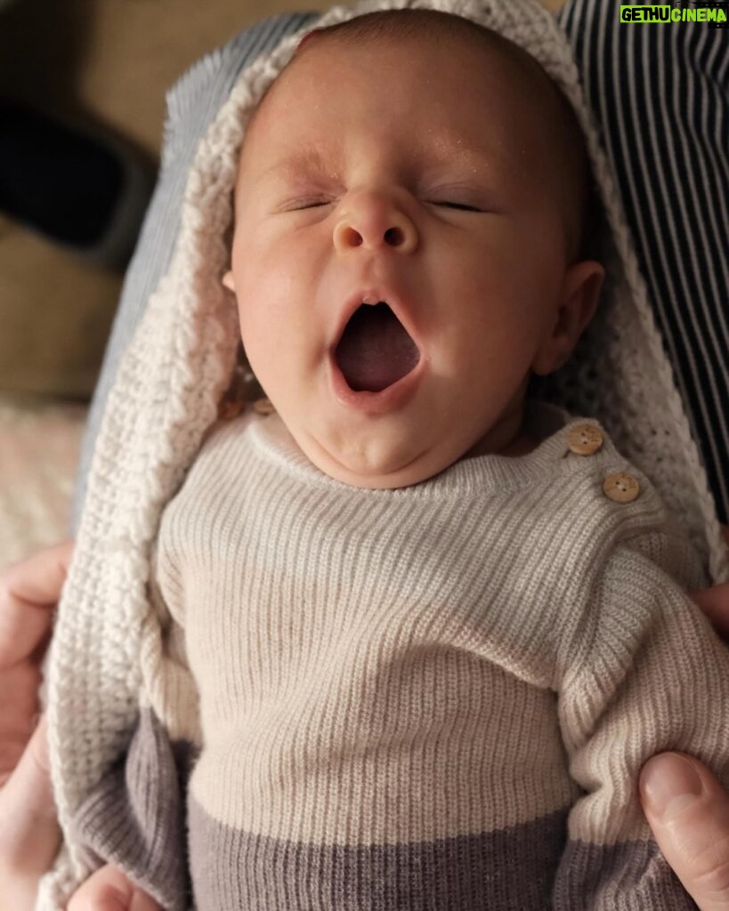 Matilde Breyner Instagram - 6 meses, meio ano, merece um registo com uma fotografia por cada mês de vida 🎂 O passatempo preferido é observar pessoas, como a Mãe, e tem o bom feitio do Pai. Dos três, acho que é quem tem o sentido de humor mais apurado. Adora água e quando não gosta de alguma coisa é só tocar a Baby Beluga (tem de ser a versão do Raffi) que o amuo passa logo. Nasceu com um sinal morango 🍓 (como os médicos lhe chamam) na cabeça, que tinha a forma perfeita de um coração quando começou a crescer. Vai desaparecer lentamente mas também não temos pressa… É verdade quando dizem ”aproveitem porque passa tão rápido”. Nós estamos a aproveitar e a saborear cada segundo da melhor coisa do mundo.