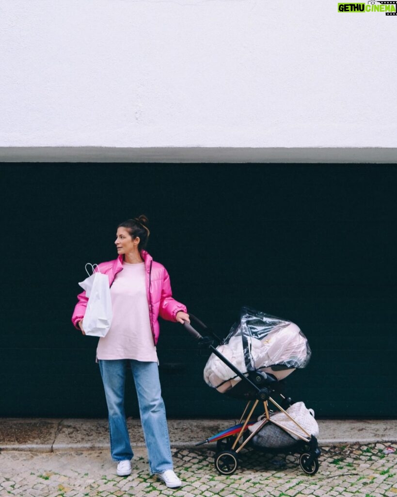 Matilde Breyner Instagram - Das raras vezes em que carrego outras coisas ao colo 🛍️