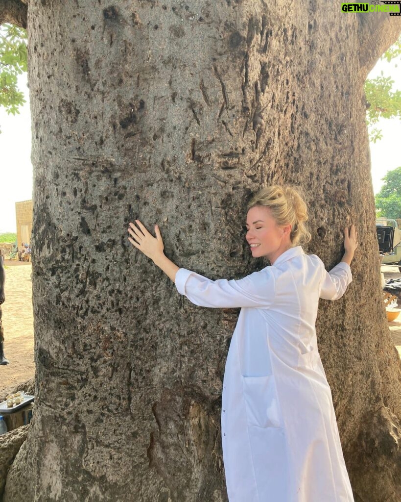 Maud Baecker Instagram - Et faire des câlins aux arbres …🍀🌳☀️🌱🇸🇳🎬♥️ 📸 @jean_marc_selva_afc ✨