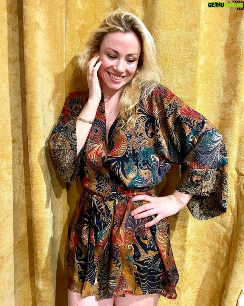 Maud Baecker Instagram - Pour la Saint-Valentin, offrez-vous un peu de douceur… 💝 @maudbaecker a craqué pour la Soft Touch et la beauté de l’imprimé Indonésien de notre modèle « Bon baiser de Bali » et vous ? . Nos modèles sont confectionnés à la main 🤚 en France 🇫🇷 et en petite quantité. . 🌱 100% Viscose écologique de Bambou 💌 Détails et commandes en MP. . . . . #kimono #muxukimono #kimonostyle #outfit #japanesestyle #handmade#newbrand #madeinfrance #biarritz #bali