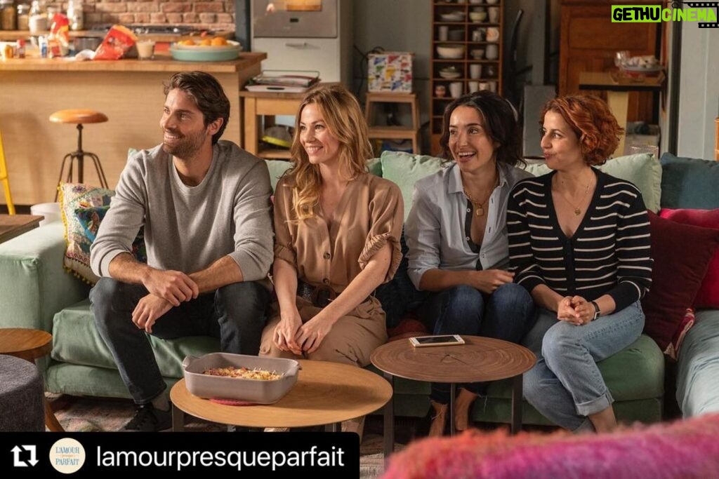 Maud Baecker Instagram - ✨ 2022 ✨ Rendez-vous le mercredi 19 janvier à 21h05 sur @france2 pour découvrir les deux premiers épisodes de la série 💕 Toute l’équipe de L’amour (presque) parfait vous souhaite une très belle année, pleine de beaux moments, de complicité, de rire, d’amour et d’amitié ✨