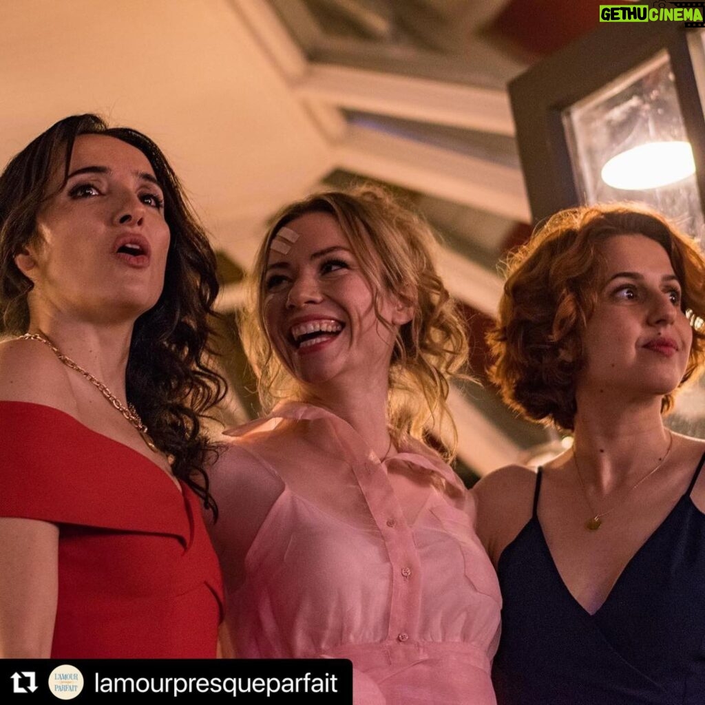 Maud Baecker Instagram - 🎬🥳🥰💝🎉😘😘😘 #repost Prêt(e)s pour ce soir ? 🥂 Manon, Jul et Ava ont enfilé leur plus belle tenue pour l’occasion ! ✨ Toute l’équipe de L’amour (presque) parfait vous souhaite un très beau réveillon et très bonne année 2022 ! 💕 📸 @antoinekeynes #lamourpresqueparfait #saintsylvestre #réveillon #2022 #bonneannée #maudbaecker #nadiaroz #isabellevitari