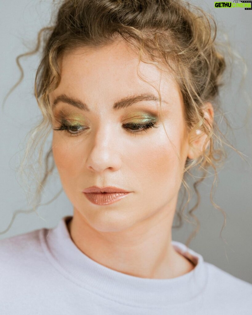 Maud Baecker Instagram - 🤍🧡💚 @lacover_ INCANDESCANTE portrait Maquillage @clairegby Coiffure @juliettemeyer_ Photos Backstage @natureloquente @carnetdecoulisses Photographies @christopheserraphoto 🔥