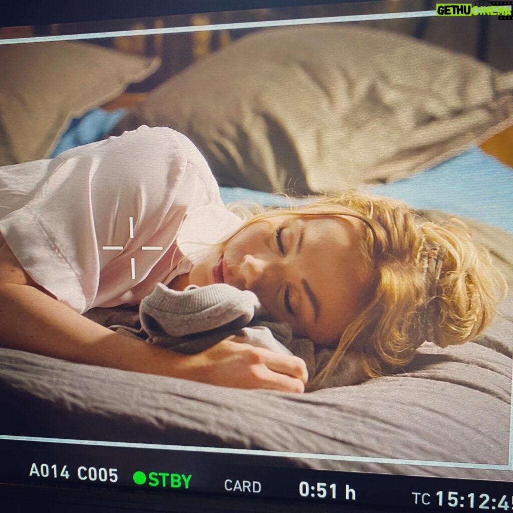 Maud Baecker Instagram - Fin de la 11 ème semaine ... 🎬💕Douce nuit 💖 #lamourpresqueparfait @pascale_pouzadoux 💝