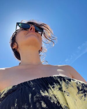Maude Harcheb Instagram - ANNONCE 📣 

Cinq ans que j’écris sur la grossesse désormais. Que je lis, que j’échange, que j’interroge des centaines de femmes sur les leurs. 
Cinq ans que je dis que chacune vit sa grossesse comme elle le peut et que c’est loin d’être toujours neuf mois de bonheur et qu’il n’y a aucun mal à ça.
On aime pas toutes être enceinte, certaines détestent ça même. 

C’est marrant parce que quand je dis que j’écris sur la grossesse, ou plus récemment sur l’accouchement, j’ai toujours des réactions intéressantes. On me confie des histoires, des anecdotes, des tranches de vie…y’a un besoin de parler de ces sujets sans filtre, sans retenue, sans tabous. Parce que la représentation de la femme enceinte a trop longtemps toujours été la même : épanouie, heureuse, radieuse… 
C’est cette femme enceinte là que l’on voit partout. À la TV, dans les livres, sur les réseaux sociaux… je ne nie pas son existence d’ailleurs, elle existe et tant mieux ! 

Mais dans la vraie vie, il y en a d’autres, qui souvent peinent à dire que leur grossesse à elle c’est pas celle ci.
C’est celle qui bouleverse, qui fait mal, qui fait peur, qui limite, qui entrave, qui coûte.

Puis la vérité pour la plupart des femmes est quelque part au milieu de tout cela, dans la nuance et le perpétuel changement ☺️

Quand je suis tombée enceinte cette fois ci, j’ai commencé à écrire un journal. Pour ne rien oublier, pour tout immortaliser, pour témoigner à mon tour. J’ai écrit sans détours, sans rien laisser de côté, en consignant précieusement toutes les étapes de ma grossesse et ses - très - nombreux états d’âme 😅

Je vais vous partager ce journal. Chaque semaine je publierai sur mon site « La grossesse en vrai » un nouvel extrait. Ça me fait drôlement bizarre, parce que c’est très très intime, mais je sais que ça va être utile pour beaucoup de femmes de lire et voir (j’ai un tas de photos haha) une grossesse loin des clichés et des injonctions au bonheur.

Non, je n’aime pas être enceinte. 

Le premier extrait, l’introduction, qui raconte tout le cheminement qui a mené à cette nouvelle grossesse est en ligne 🖤🤰🏻

#grossesse #enceinte #récit