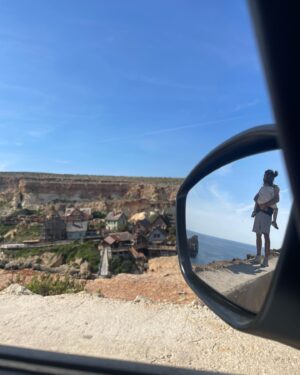 Maude Harcheb Instagram - Jour 5 : Gozo suite et fin   Popeye Village   des spots au fil de la route

- plus les mots 😶
- beaucoup de marche, quelques chutes, beaucoup de chevilles tordues 😅
- serpent d’eau turquoise 💦
- mes préférés 🖤🖤
- tu sauterais ?! 🤪
- bassins de sel du moyen âge 
- ftira sur la plage dorée, la vie que je veux mener 🥹
- dernière nuit à Malte, dernier hôtel (on dirait un photomontage 😂)
