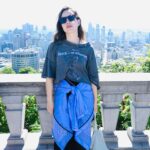Maude Harcheb Instagram - Montréal - jour 3 - Mont royal - la vue est belle - je voulais une pédicure orange mais c’est rouge mamie - noisette / poire citron / vanille fraise - à manger à boire et des chats Montréal je t’aime de plus en plus 🖤