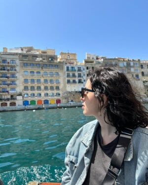Maude Harcheb Instagram - Malte jour 1 : La Valette   Les 3 cités 

- les jardins de barrakka 🌺
- « faut monter tout ça ?! Rooooo »   pose dépitée 😅
- passion portes multicolores 🚪
- beaucoup de beauteyyyyy
- cherche et trouve le français 😆
- 1ere glace roulée sur plaque : hyper surcôté 🤪
- on a pris le bateau 🛶
- pause hydratation 💦☀️
- on a grimpé tout en haut de La Valette « parce qu’il doit y avoir un bon spot photo pour le sunset » 🌅
- La Valette by night ⭐️