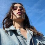 Maude Harcheb Instagram - « Regarde, un OVNI ! - Où ça ? » Petit sondage à main levée, qui pense qu’il y a de la vie ailleurs que sur la terre ? ✋🏻 Ouais, je lance des vrais débats. Moi j’y crois perso 🤷🏻‍♀️