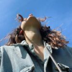 Maude Harcheb Instagram - « Regarde, un OVNI ! - Où ça ? » Petit sondage à main levée, qui pense qu’il y a de la vie ailleurs que sur la terre ? ✋🏻 Ouais, je lance des vrais débats. Moi j’y crois perso 🤷🏻‍♀️